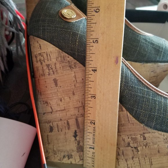 Guess Wedge Platform Heals in Size 9 1/2 M - Picture 12 of 13